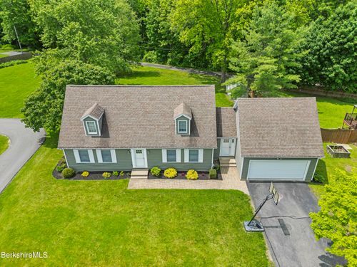 4 Faucett Ln, Pittsfield, MA, 01201-1768 | Card Image