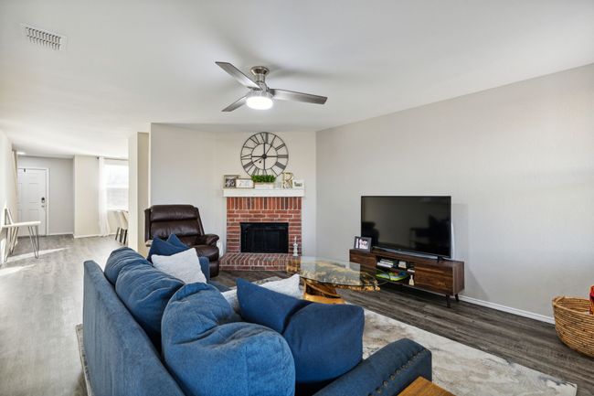 Light and bright living space | Image 6