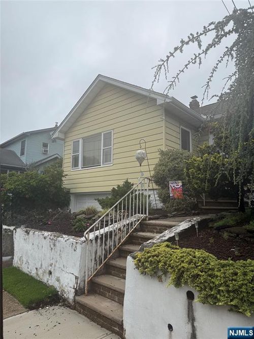 15 Patton Pl, Dumont, NJ, 07628-3518 | Card Image