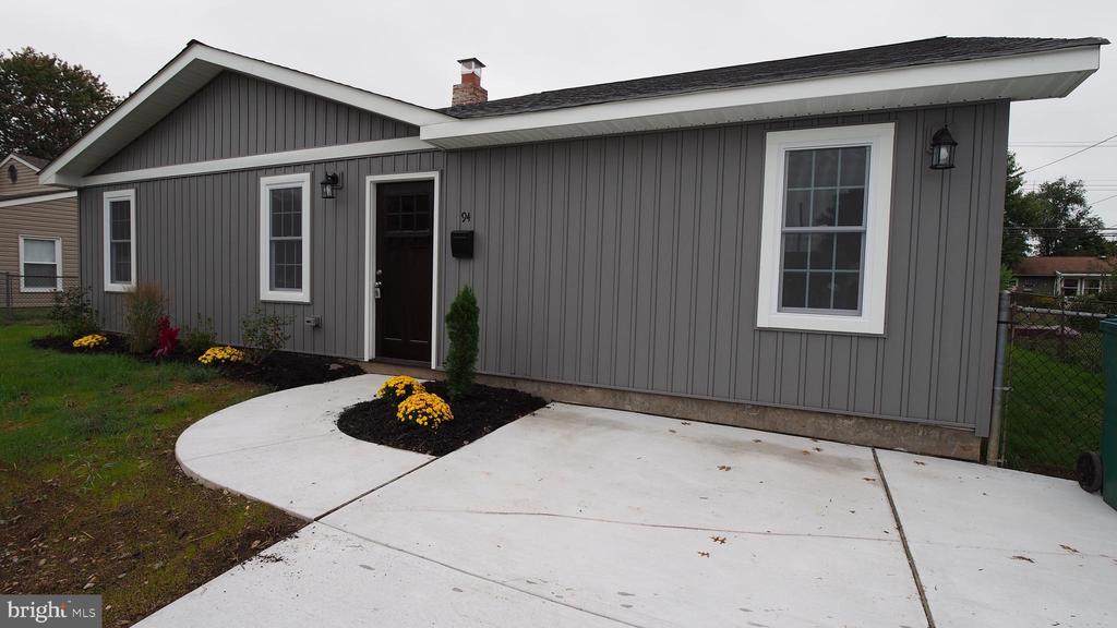 Daffodil Ln, Levittown, PA 19055