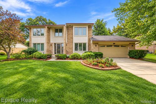33033 Walnut Ln, Farmington Hills, MI, 48334-1972 | Card Image