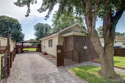 525 Denby St, Carlinville, IL, 62626-1220 | Card Image