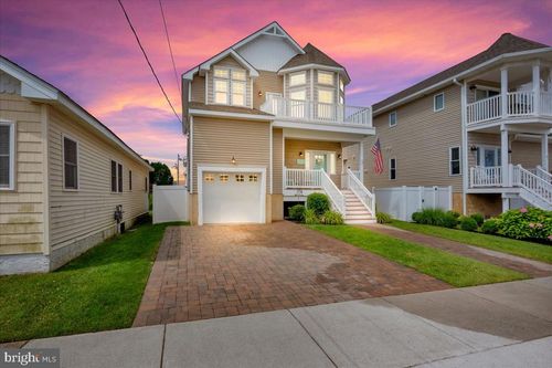 102 E 8th Ave, WILDWOOD, NJ, 08260-5702 | Card Image