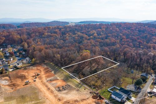 912 Moore St, STAUNTON, VA, 24401 | Card Image