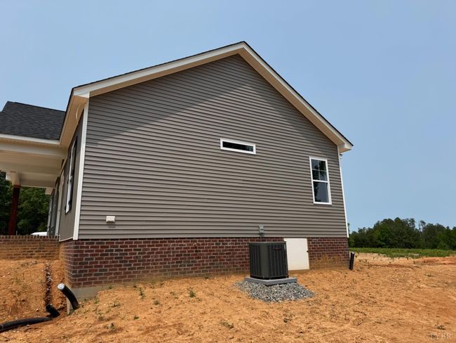 8666 Hat Creek Rd, House other with 3 bedrooms, 2 bathrooms and null parking in Brookneal VA | Image 24