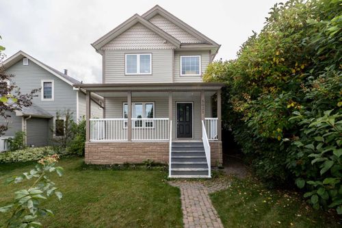 5021 47 Street, Home with 3 bedrooms, 3 bathrooms and 2 parking in Innisfail AB | Card Image