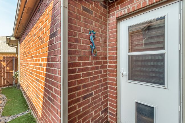 Private side yard with patio great for BBQ | Image 18