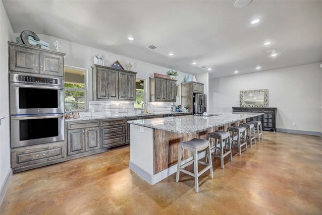 Double ovens mean you can host birthday parties and holiday gatherings. | Image 13