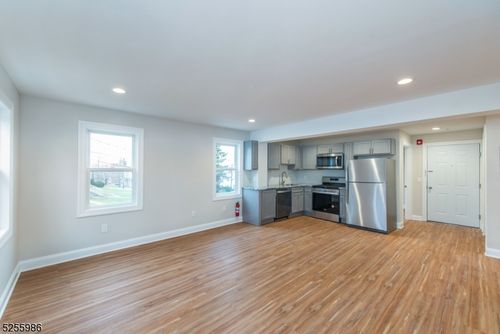 apt-4-122 Main St, Newton, NJ, 07860-2185 | Card Image