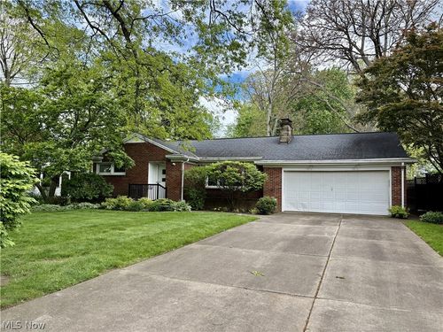 319 Bachtel St Se, North Canton, OH, 44720-3140 | Card Image