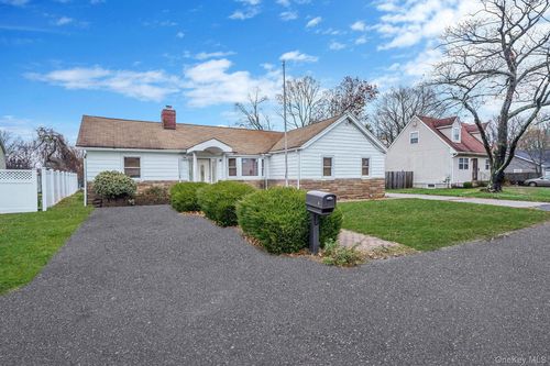 1 Holbrook St, Bay Shore, NY, 11706-4116 | Card Image