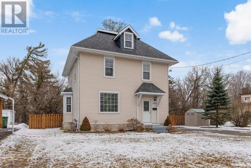 615 Moffat St, Pembroke, ON, K8A3Y2 | Card Image