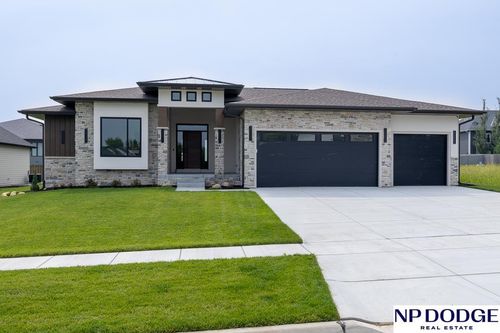 8901 Appaloosa Ln, Lincoln, NE, 68520-1522 | Card Image