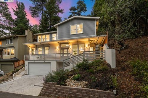 6880 Moore Dr, Oakland, CA, 94611-1553 | Card Image