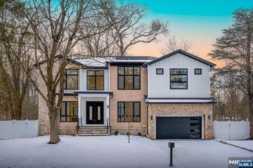 83 Falcon Rd, Livingston, NJ, 07039-4414 | Card Image