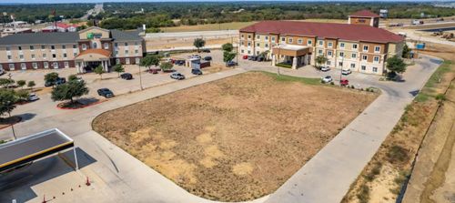 805 N Parkway Dr, Alvarado, TX, 76009-3102 | Card Image