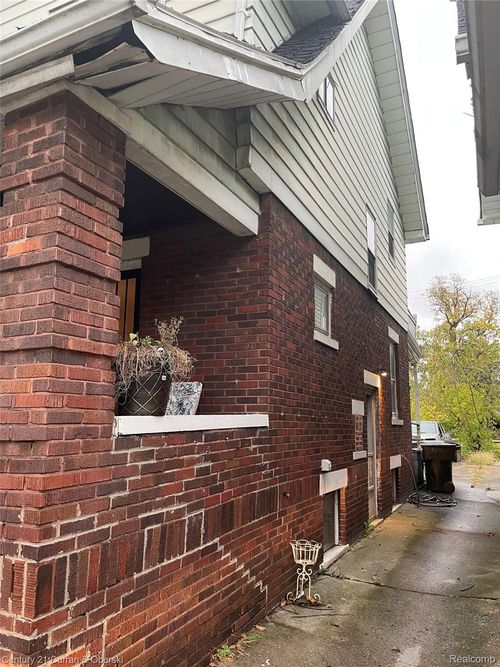 2688 W Philadelphia St, Detroit, MI, 48206-2381 | Card Image