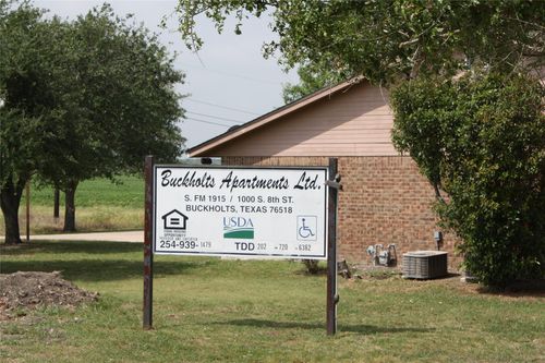 1000 S 8th St, Buckholts, TX, 76518-2696 | Card Image