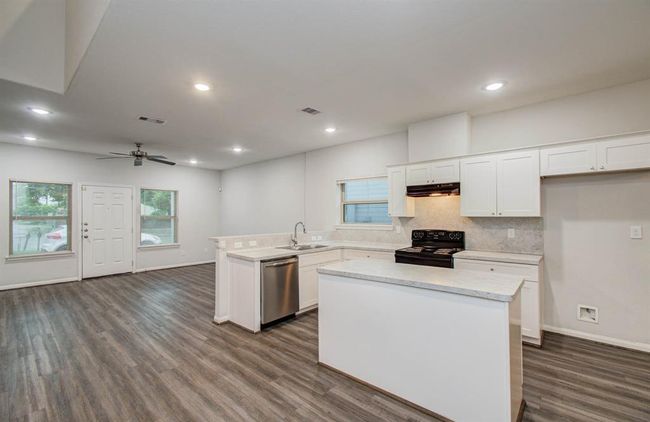 B - 8718 Scott St, Home with 6 bedrooms, 4 bathrooms and null parking in Houston TX | Image 5
