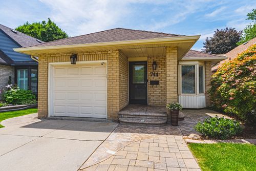 744 Miriam Cres, Burlington, ON, L7S2E3 | Card Image