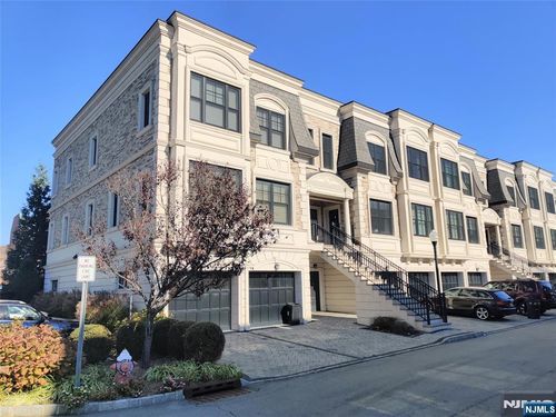 12 Marquis Ct, Edgewater, NJ, 07020-2900 | Card Image
