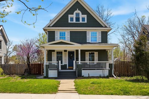 1727 B Avenue Northeast, Cedar Rapids, IA, 52402 | Card Image