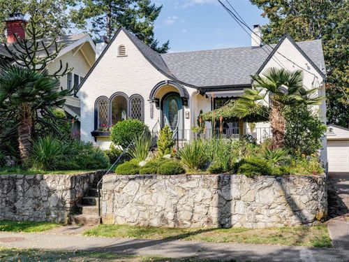 1016 Craigdarroch Rd, Victoria, BC, V8S2A4 | Card Image