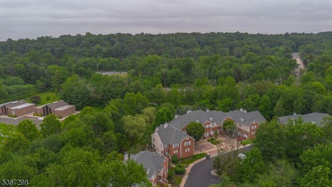 32 Berkeley Sq, Townhouse with 3 bedrooms, 2 bathrooms and null parking in Berkeley Heights NJ | Image 25