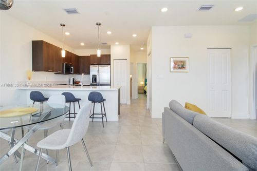 apt-305-10300 Nw 66th St, Doral, FL, 33178-4679 | Card Image