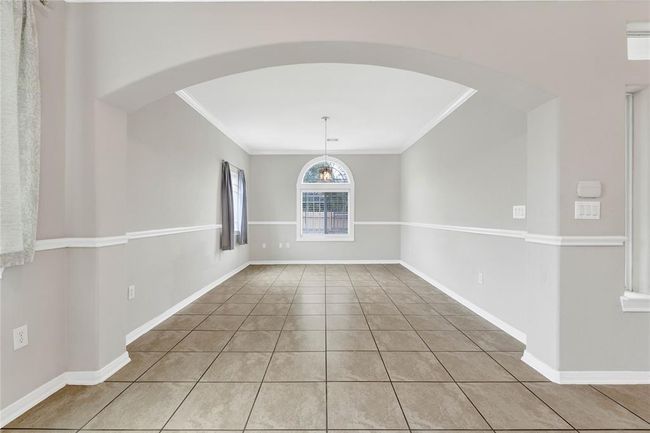 You could host the best family gatherings in this huge dinning area. | Image 10