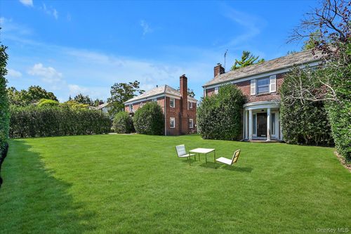 16 Beechwood Dr, Lawrence, NY, 11559-1702 | Card Image