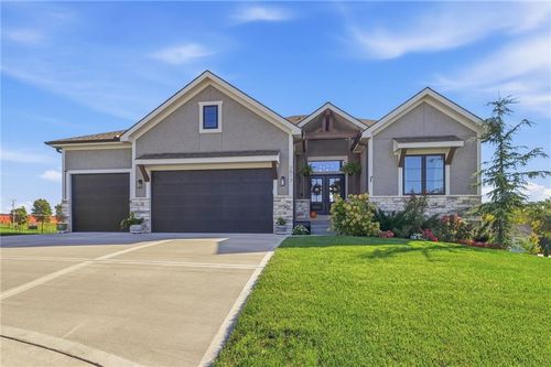 2617 Ne Amanda Ln, Blue Springs, MO, 64029-7855 | Card Image