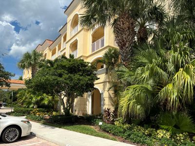 106 - 11 Harbour Isle Drive W, Condo with 2 bedrooms, 2 bathrooms and null parking in Fort Pierce FL | Image 2