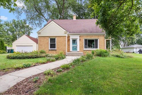 1121 N 11th Ave, West Bend, WI, 53090-1819 | Card Image