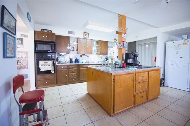 Large Kitchen Island with Sink & new (2025) Glass Cooktop | Image 21