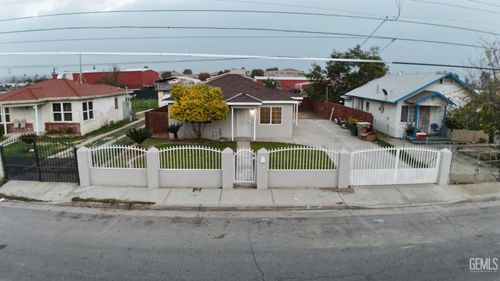 1005 Collins Way, Bakersfield, CA, 93307-1325 | Card Image