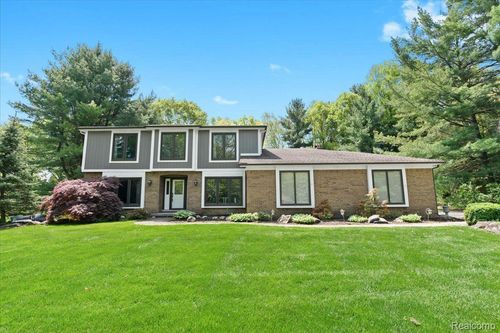 6588 White Pines Dr, Brighton, MI, 48116-9170 | Card Image