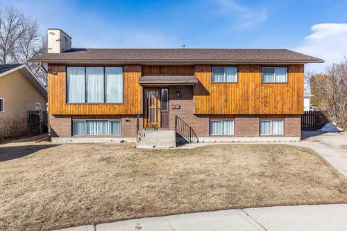 18 Cockrill Crt Se, Medicine Hat, AB, T1B2T5 | Card Image