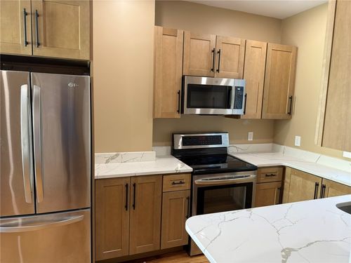 33 Ann St, Newport, RI, 02840-8201 | Card Image