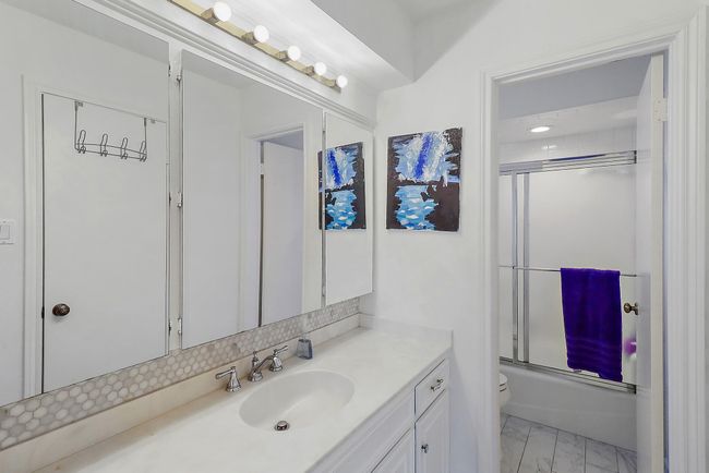 Upstairs bathroom | Image 25
