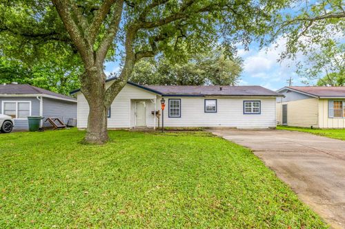 8745 Kimberly Dr, Beaumont, TX, 77707-1433 | Card Image