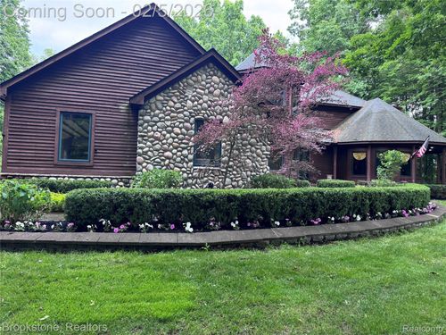 2300 Canyon Ridge Dr, White Lake, MI, 48383-2157 | Card Image