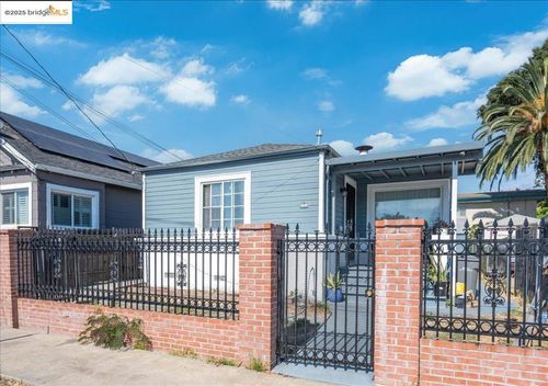 8806 Dowling St, Oakland, CA, 94605-3932 | Card Image