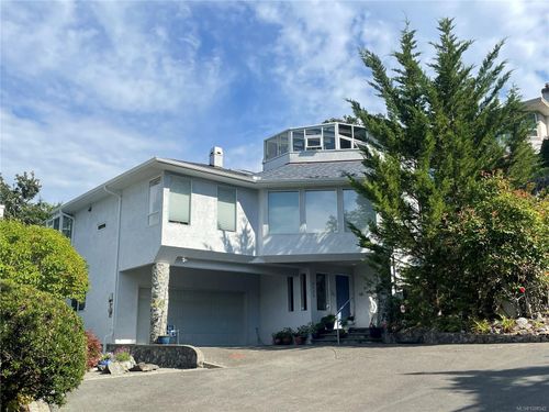 3713 Pointer Pl, Saanich, BC, V8P5S3 | Card Image