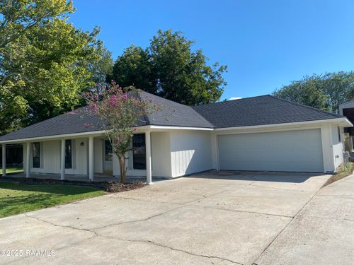 815 College Dr, New Iberia, LA, 70560-6760 | Card Image