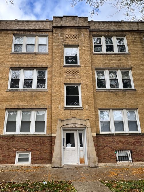 1w-3722 W School St, Chicago, IL, 60618-8740 | Card Image