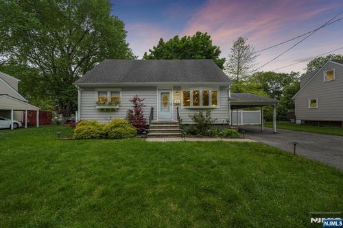 52 Barbara Dr, Pompton Lakes, NJ, 07442-1129 | Card Image