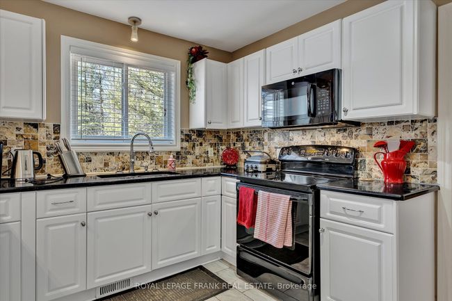 18 E Beehive Dr, House other with 3 bedrooms, 2 bathrooms and 10 parking in Bobcaygeon ON | Image 15
