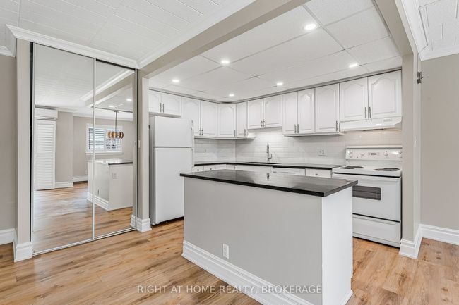 102 - 20 John St, Condo with 2 bedrooms, 1 bathrooms and 3 parking in Grimsby ON | Image 9
