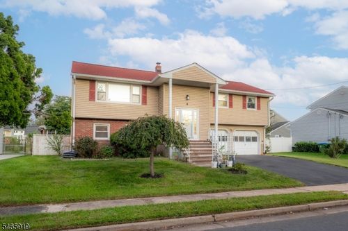 4 Charles Ct, Edison, NJ, 08820-2818 | Card Image